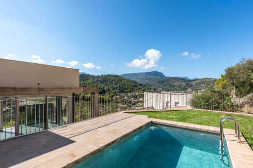 Pool mit schönem Blick auf die Berge