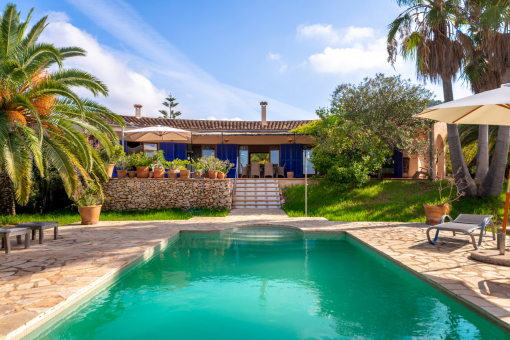 Pool und Blick zur Finca