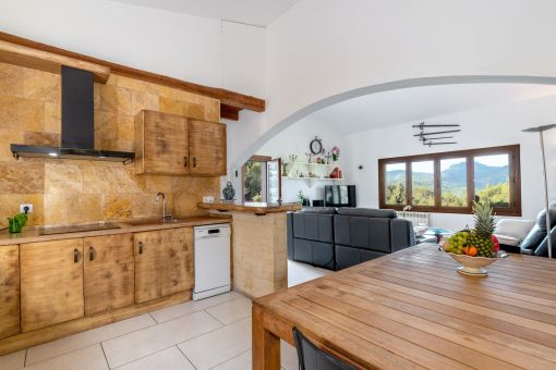 Fully equipped kitchen and dining area