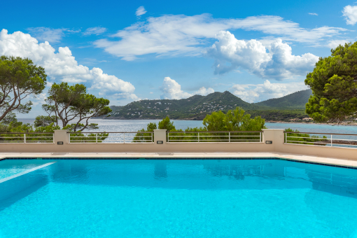 Pool with mediterran sea views