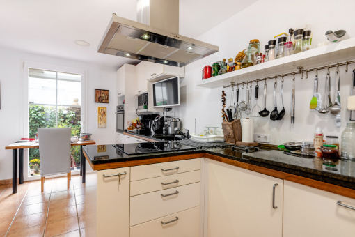 Fully equipped kitchen and dining area