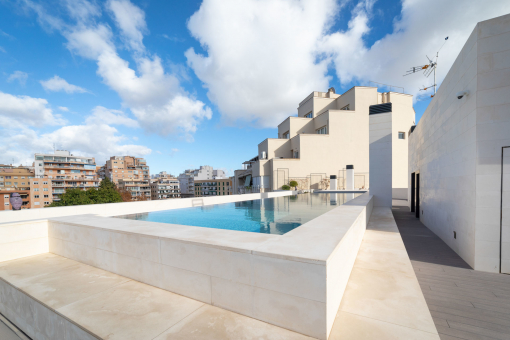 Der Pool ist von einer Terrasse umgeben