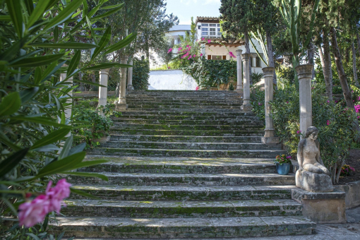 Majestätische Treppe im Garten