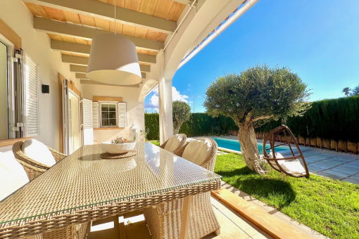 Covered terrace with outdoor dining area