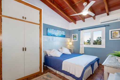 Bedroom with bathroom en suite