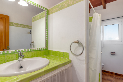 2nd bathroom en suite with shower