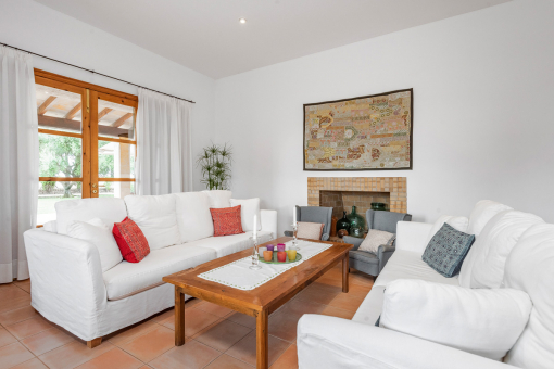 Komfortabler Wohnbereich mit Kamin