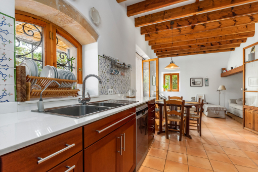 Blick zum Esstisch und weiteren Wohnzimmer