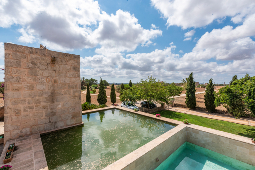 Altes Wasserreservoir mit Turm