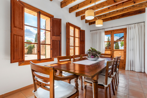 Heller Essbereich mit Holzdeckenbalken