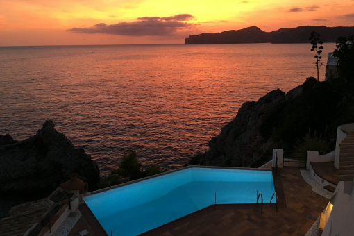 Illuminated communal pool with sea view