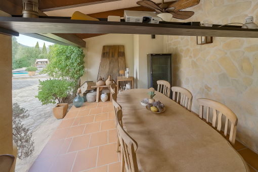 Überdachte Hauptterrasse