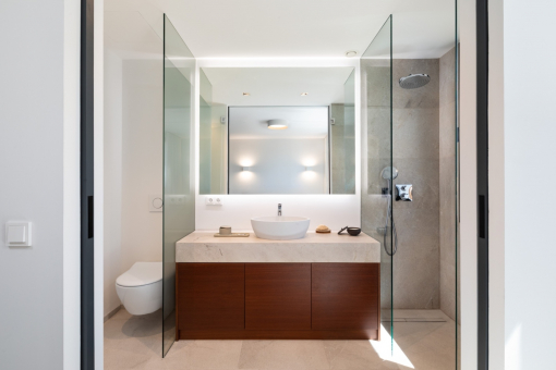 One of 4 bathrooms
