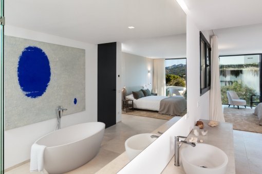 One of 4 bathrooms