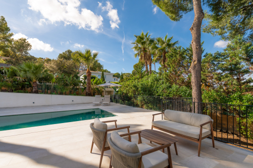 Garten mit Lounge-Bereich und Pool 