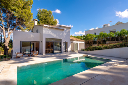 Blick aufs Haus, Pool und Terrasse – harmonisches Gesamtbild