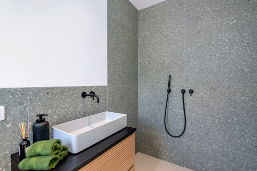 Eines der drei stilvollen Badezimmer