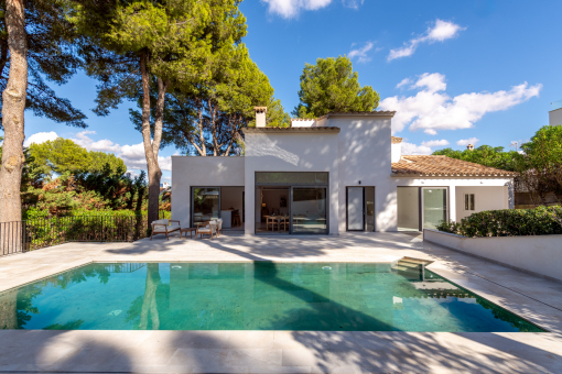 Großzügiger Außenbereich mit sonniger Terrasse