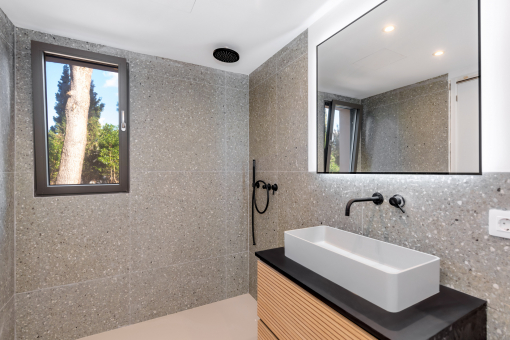 Eines von vier stilvollen Bädern