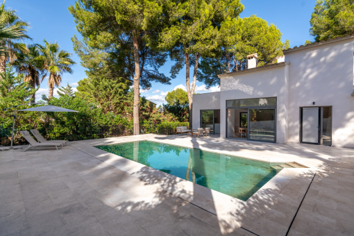 Großzügiger Terrassenbereich mit Pool 