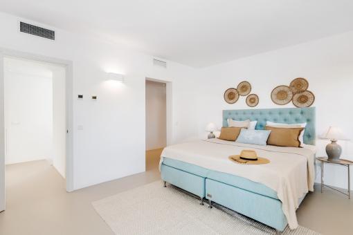 Masterschlafzimmer mit begehbarer Ankleide