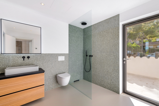 Badezimmer mit Terrassenzugang 