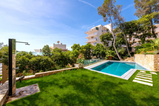 Pool und Gartenbereich