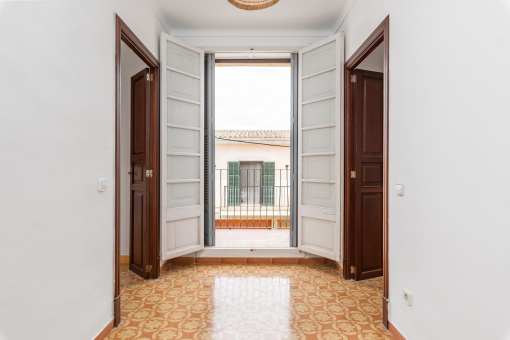 Hallway to the 2 bedrooms