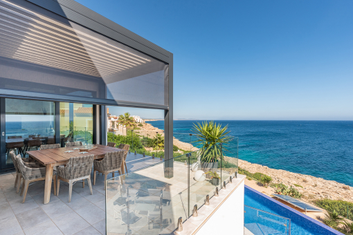 Covered terrace with dining area