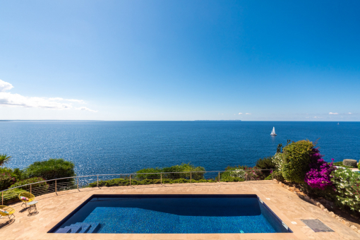 Poolbereich mit auf das blaue Mittelmeer