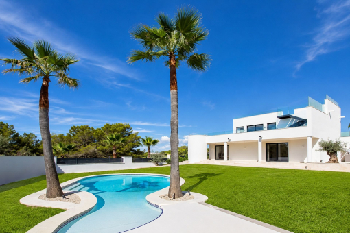 Villa luminosa de estilo moderno con vistas al mar en Santa Ponsa, disponible a partir de mayo de 2027