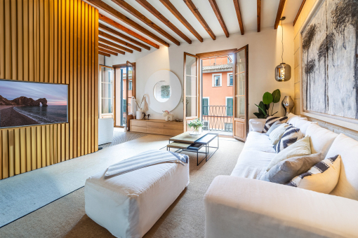 Stylish living with townhouse character in the heart of Santa Catalina – with terrace and garage