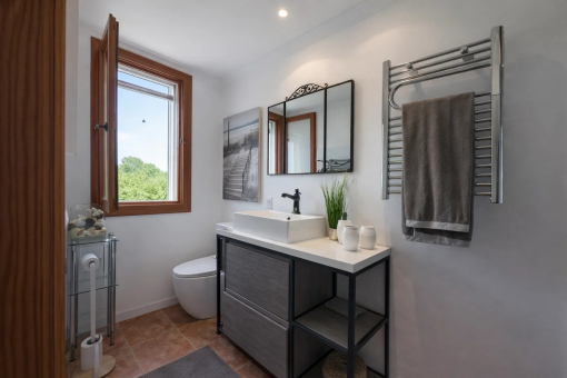 Second of a total of four en-suite bathrooms