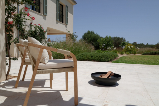 Großzügige Terasse mit Blick in den mediteranen Garten