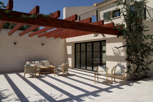 Überdachter Loungebereich unter stilvoller Pergola