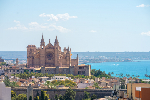 Blick auf die Kathedrale und das Meer