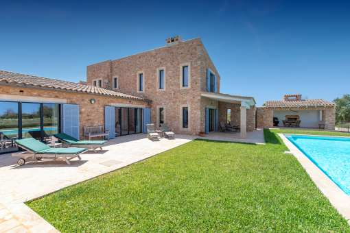 Pool with sun terrace