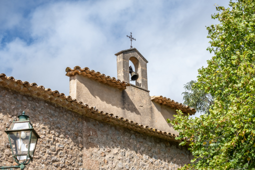 Finca mit Glockenturm