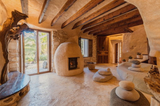 A living space filled with light and soft shapes