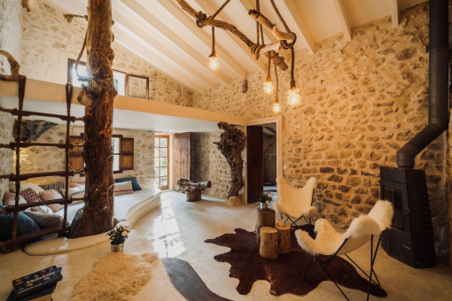 Living area with light and natural stone
