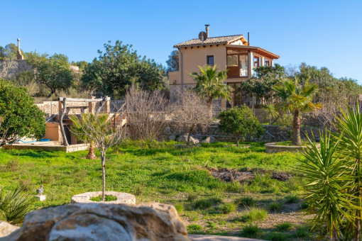 Blick vom Garten auf die Finca