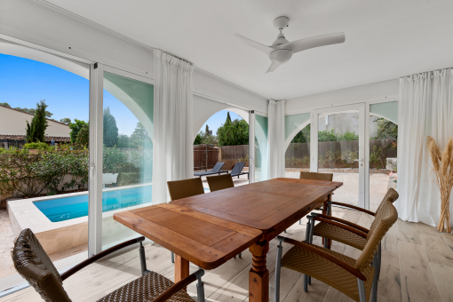Conservatory directly by the pool