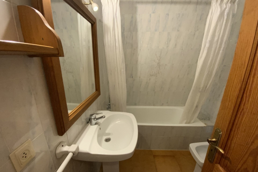 One of 2 bathrooms