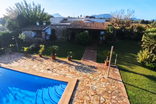 Encantadora finca con piscina, licencia de alquiler y vistas a la montaña en Pollensa