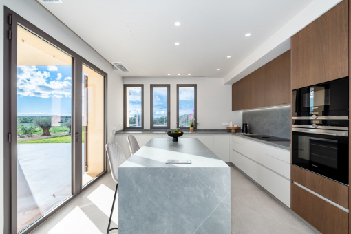 Elegant kitchen with kitchen island