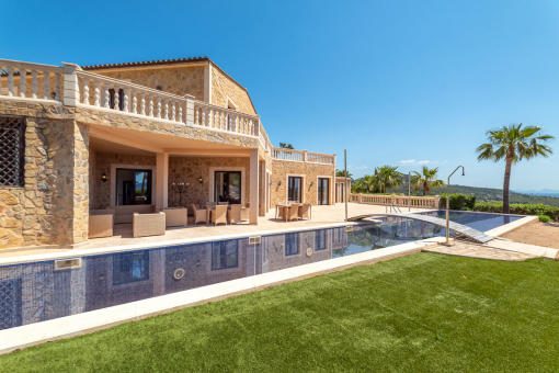 Natural stone finca with outstanding panoramic views and large guest house in Alaro