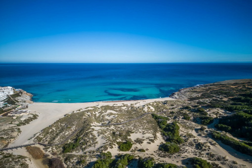 A poca distancia a pie de Cala Mesquida