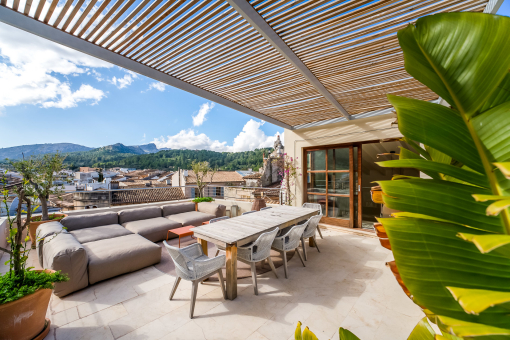 Casa de pueblo modernizada con garaje, piscina y vistas impresionantes en el corazón del casco antiguo de Pollensa