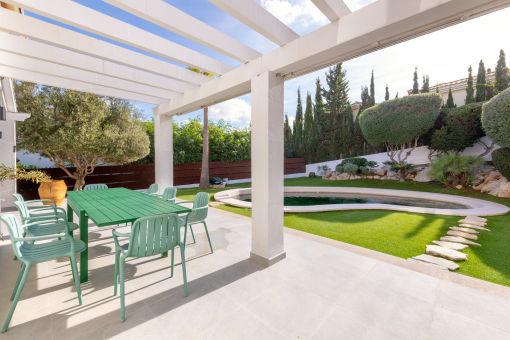 Sonnenterrasse mot Blick in den Garten 