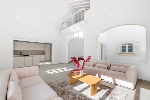 Wohnbereich mit hohen Decken und Galerie 